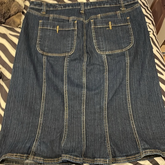 Gently used denim skirt - Picture 2 of 6